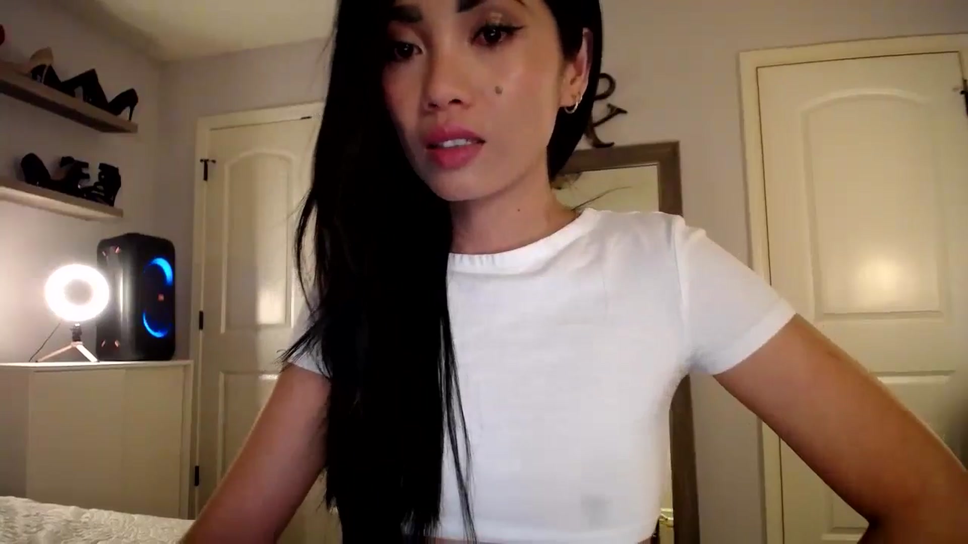 Gallery image thumbnail from AsianLuv_4U's myfreecams stream on, 01/27/2025, 24:31 image 7 of 20