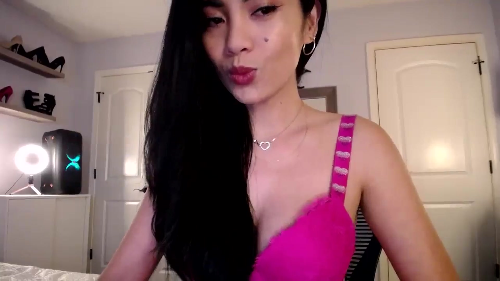 Gallery image thumbnail from AsianLuv_4U's myfreecams stream on, 02/13/2025, 15:48 image 10 of 20