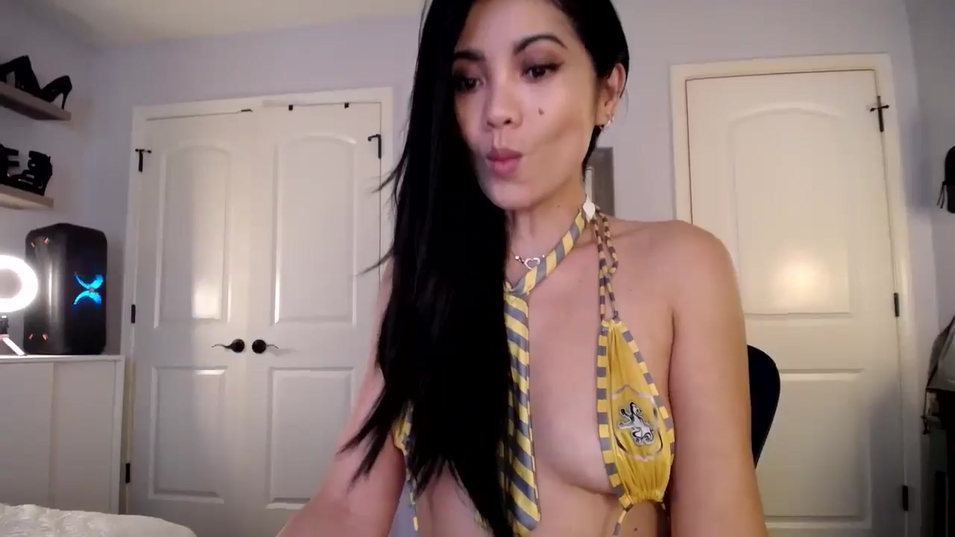Gallery image thumbnail from AsianLuv_4U's myfreecams stream on, 02/17/2025, 17:25 image 14 of 20