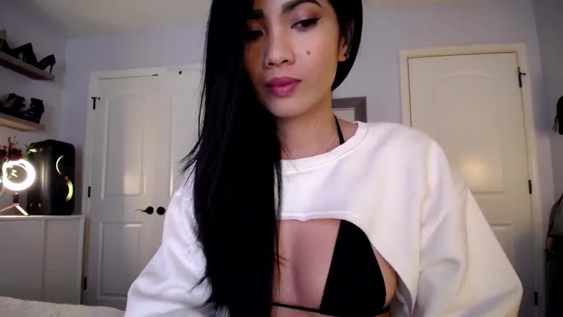 Gallery image thumbnail from AsianLuv_4U's myfreecams stream on, 02/20/2025, 16:31 image 15 of 20