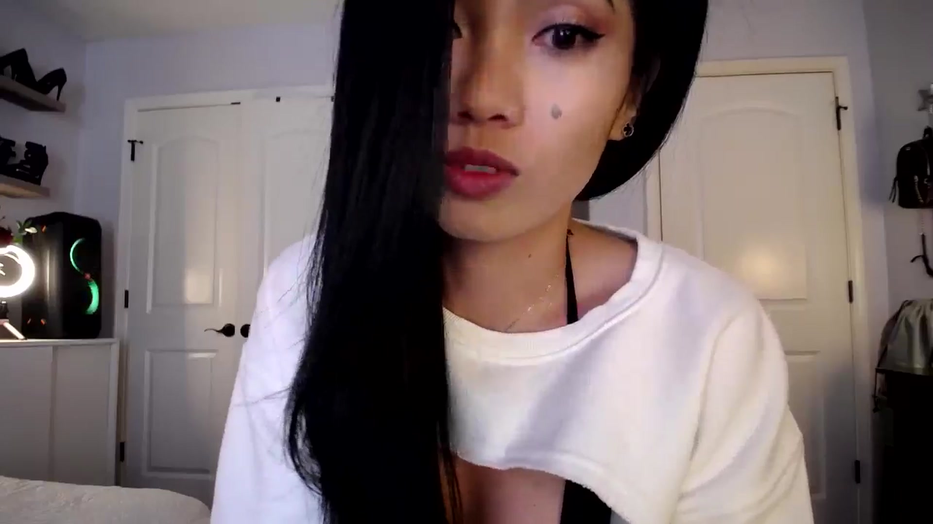 Gallery image thumbnail from AsianLuv_4U's myfreecams stream on, 02/20/2025, 16:31 image 9 of 20