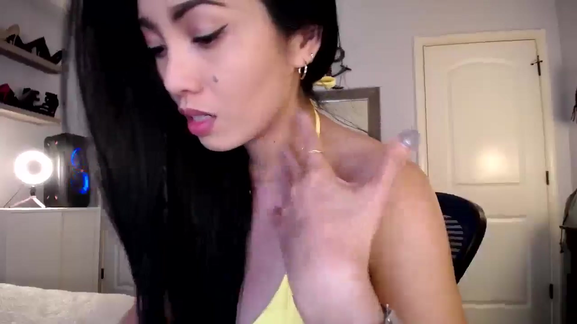 Gallery image thumbnail from AsianLuv_4U's myfreecams stream on, 03/17/2025, 13:54 image 17 of 20