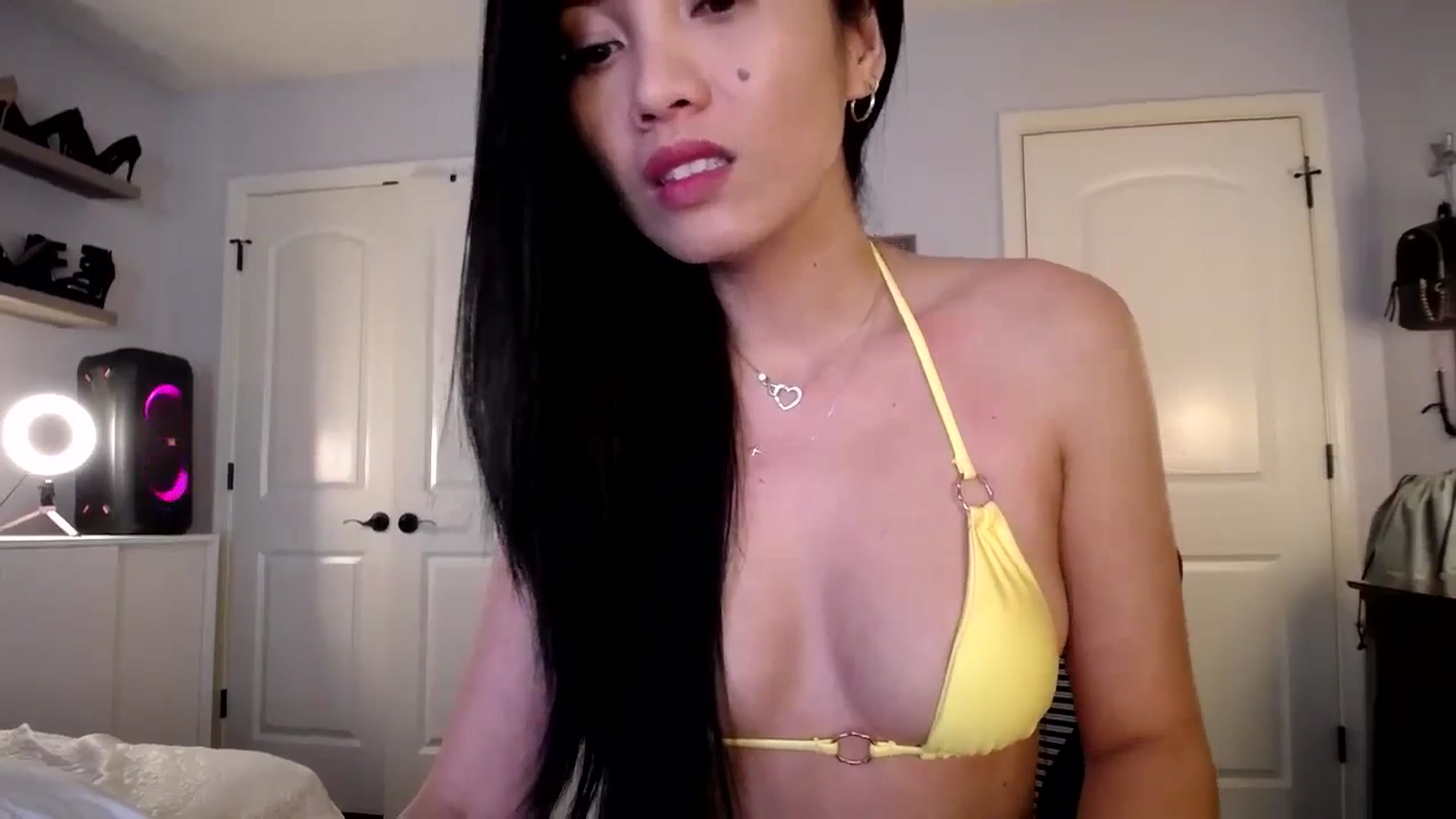 Gallery image thumbnail from AsianLuv_4U's myfreecams stream on, 03/17/2025, 15:54 image 14 of 20
