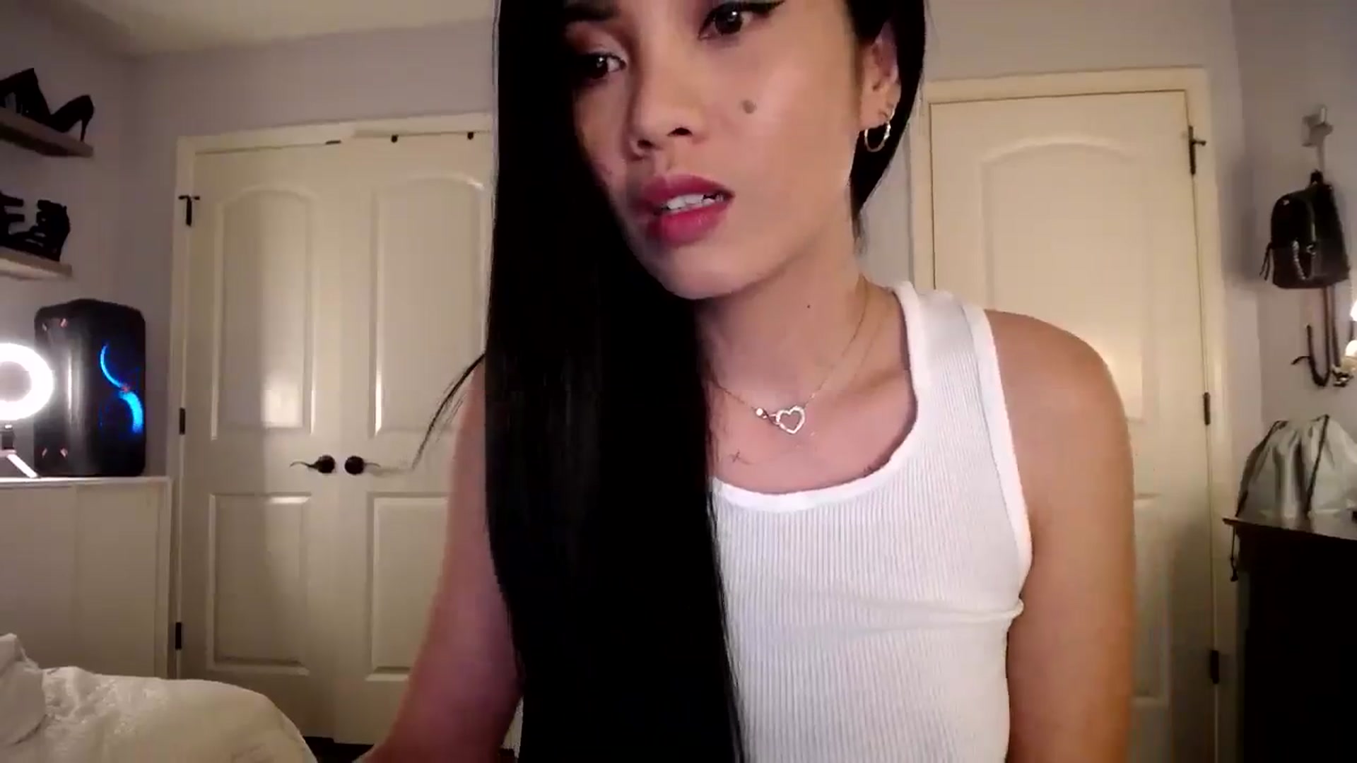 Gallery image thumbnail from AsianLuv_4U's myfreecams stream on, 03/20/2025, 18:13 image 16 of 20