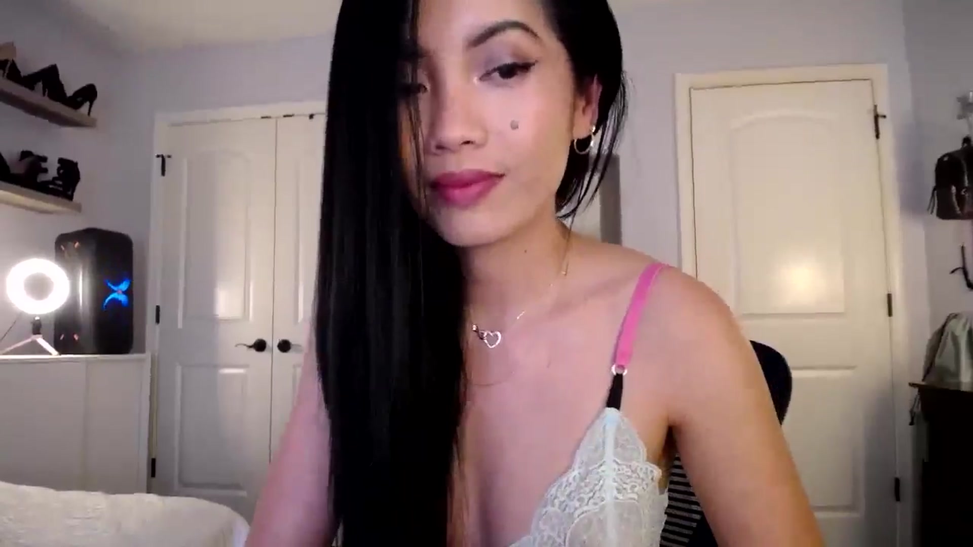 Gallery image thumbnail from AsianLuv_4U's myfreecams stream on, 03/24/2025, 18:43 image 4 of 20