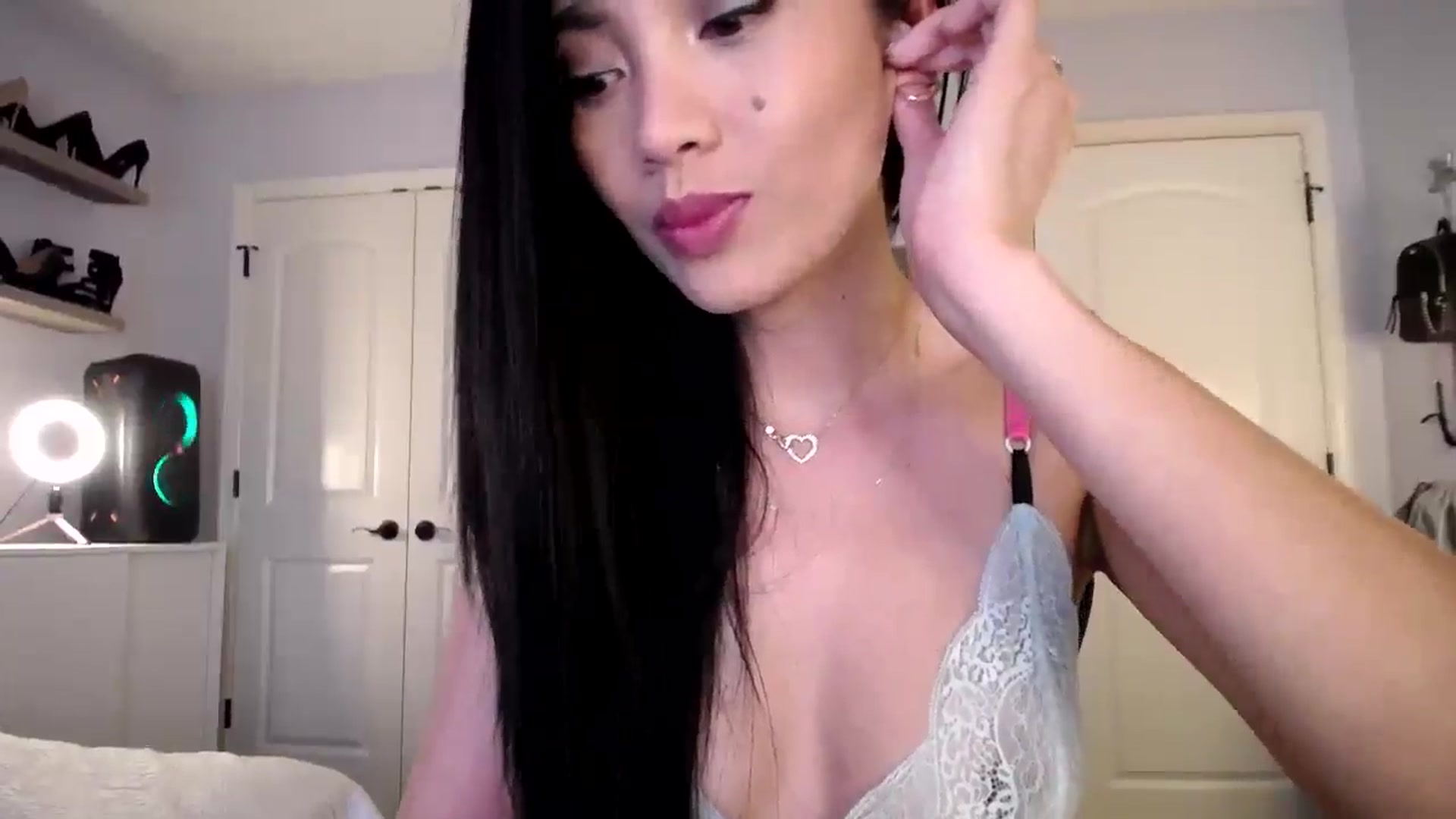Gallery image thumbnail from AsianLuv_4U's myfreecams stream on, 03/24/2025, 18:43 image 3 of 20