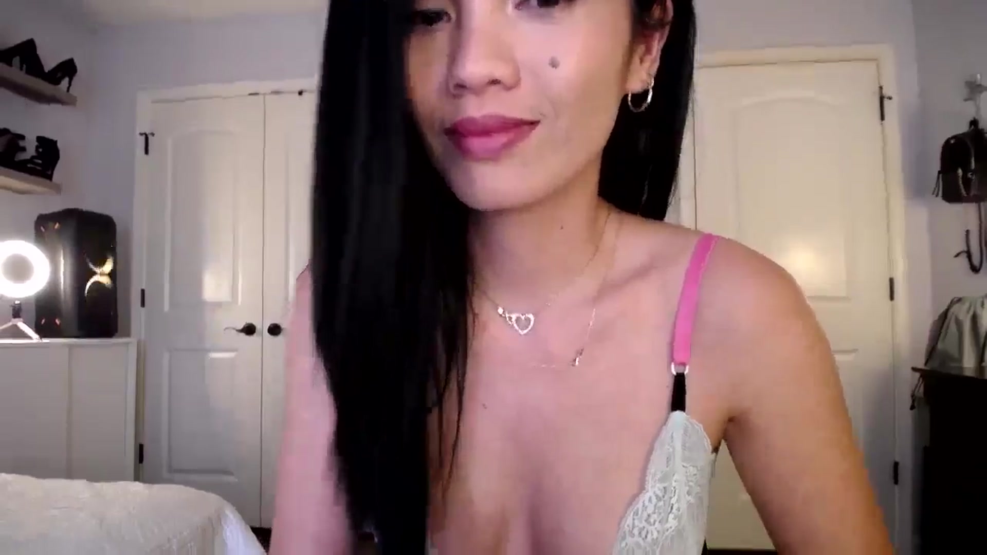 Gallery image thumbnail from AsianLuv_4U's myfreecams stream on, 03/24/2025, 19:08 image 17 of 20