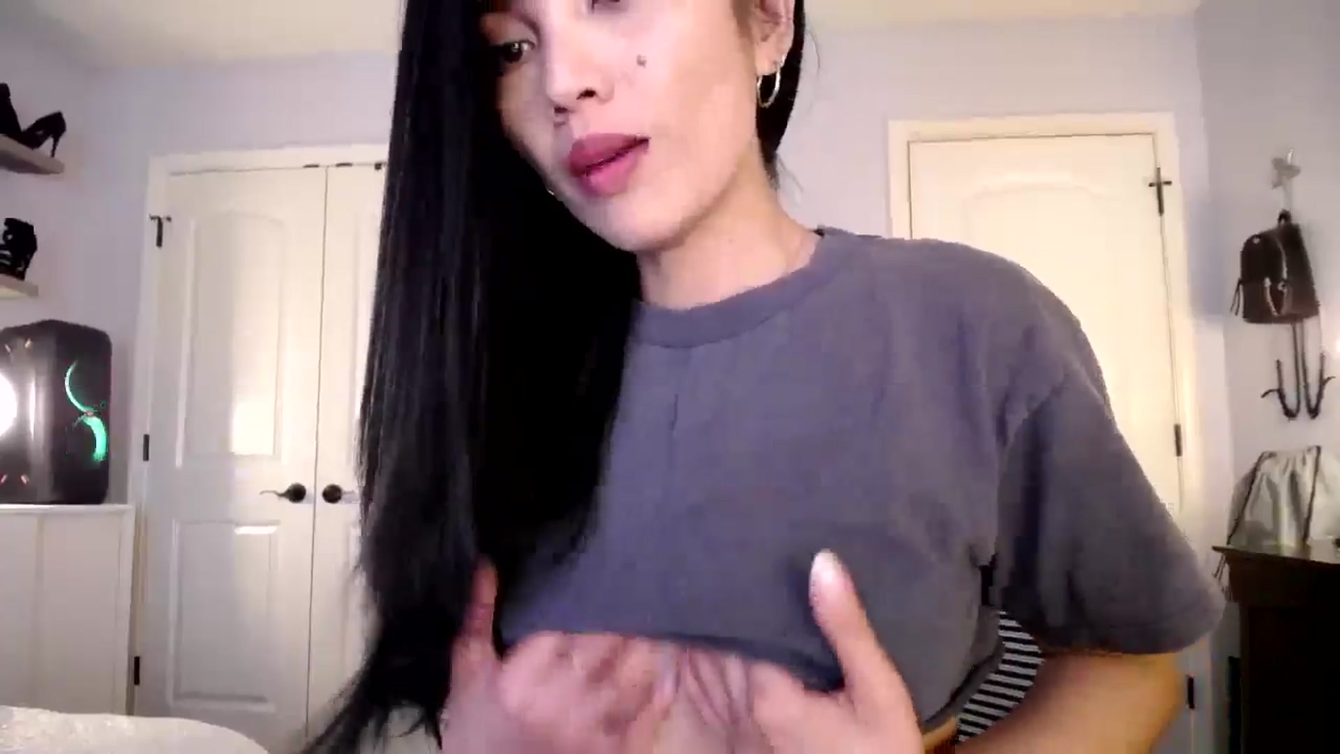 Gallery image thumbnail from AsianLuv_4U's myfreecams stream on, 03/27/2025, 17:10 image 7 of 20