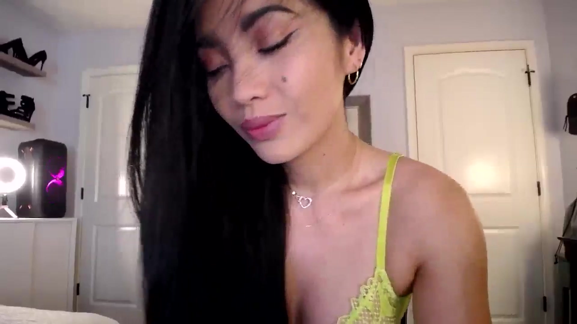 Gallery image thumbnail from AsianLuv_4U's myfreecams stream on, 04/10/2025, 14:38 image 3 of 20