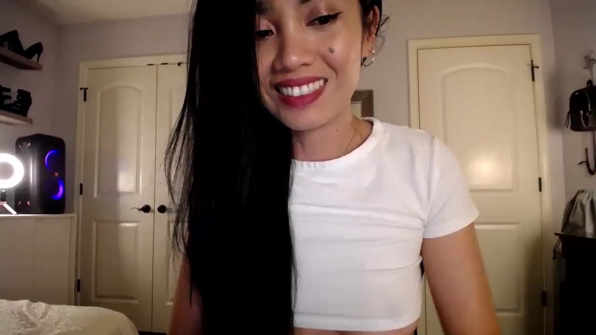 Gallery image thumbnail from AsianLuv_4U's myfreecams stream on, 04/14/2025, 24:46 image 10 of 20
