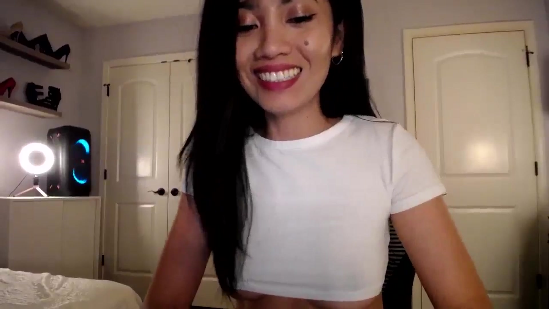 Gallery image thumbnail from AsianLuv_4U's myfreecams stream on, 04/14/2025, 24:46 image 5 of 20