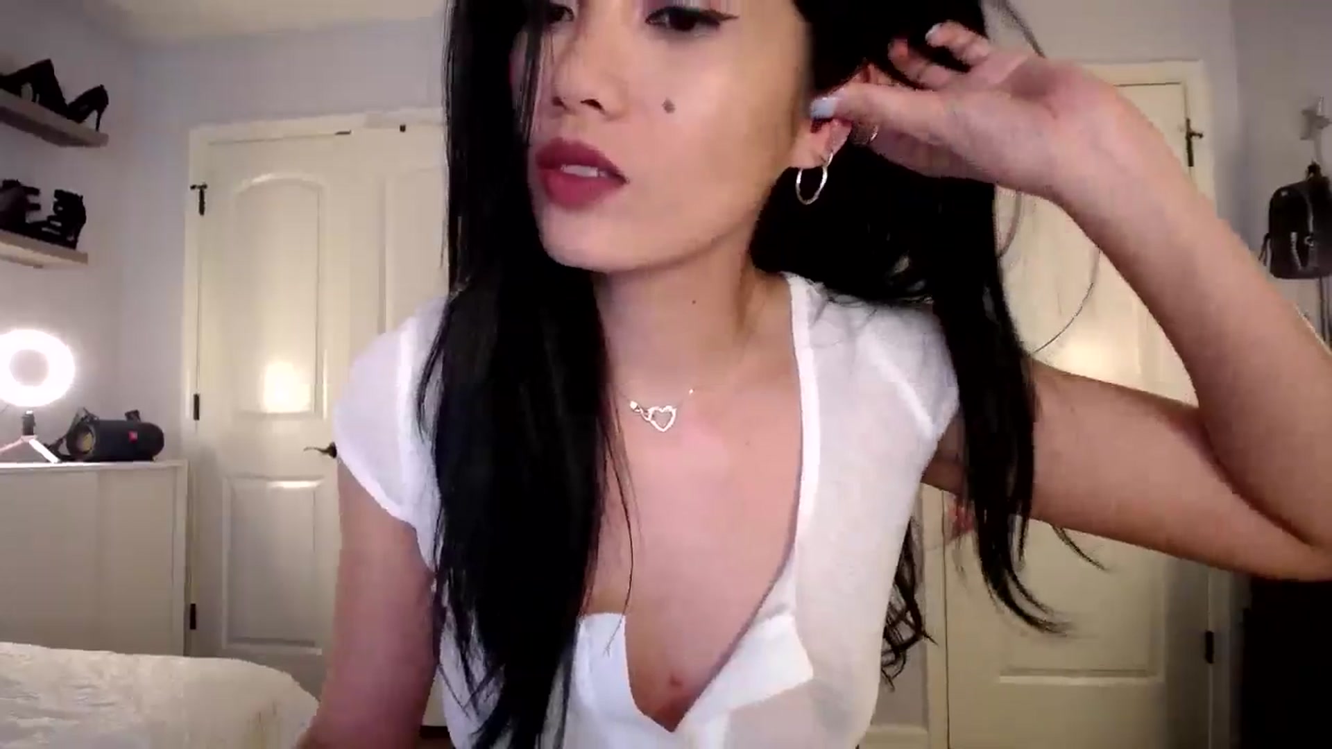Gallery image thumbnail from AsianLuv_4U's myfreecams stream on, 04/21/2025, 17:04 image 4 of 20