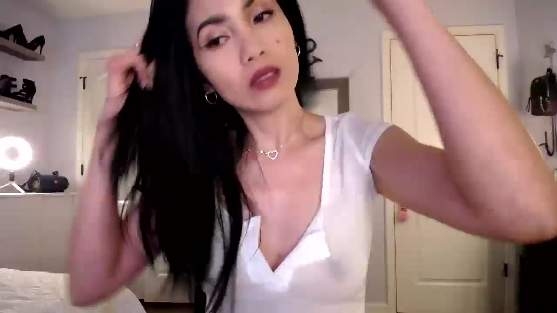 Gallery image thumbnail from AsianLuv_4U's myfreecams stream on, 04/21/2025, 17:04 image 3 of 20