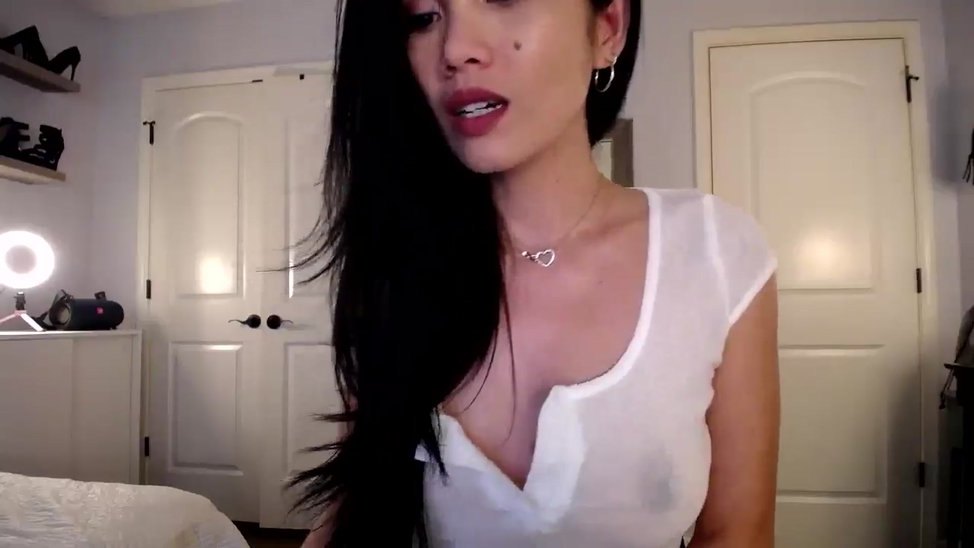 Gallery image thumbnail from AsianLuv_4U's myfreecams stream on, 04/21/2025, 17:04 image 14 of 20