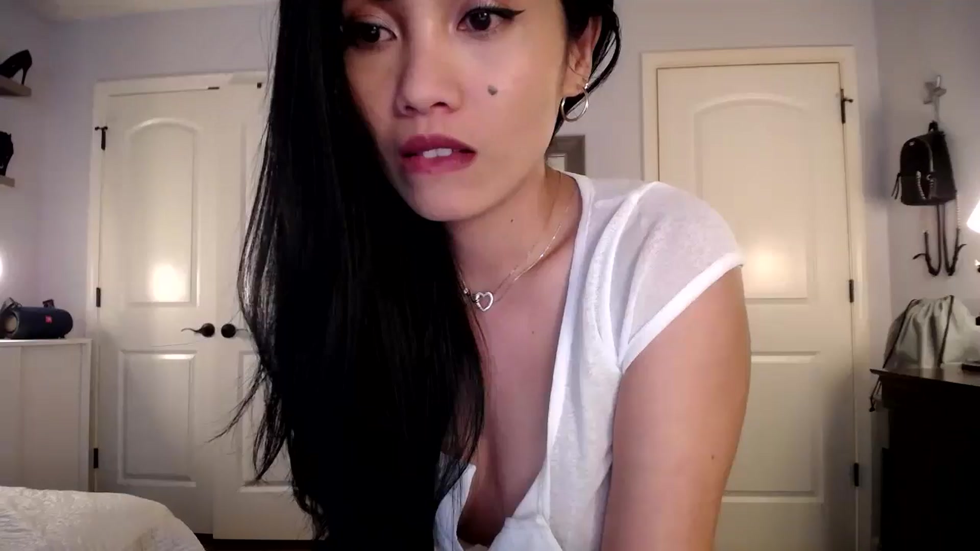 Gallery image thumbnail from AsianLuv_4U's myfreecams stream on, 04/21/2025, 17:04 image 6 of 20
