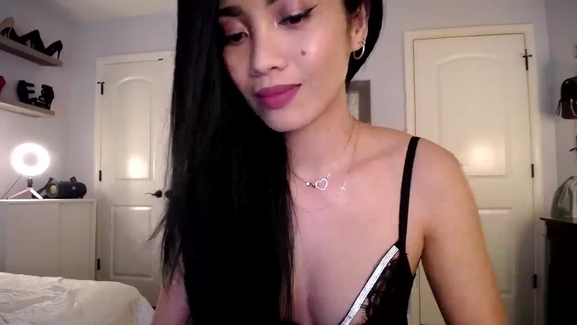 Gallery image thumbnail from AsianLuv_4U's myfreecams stream on, 05/19/2025, 18:16 image 9 of 20