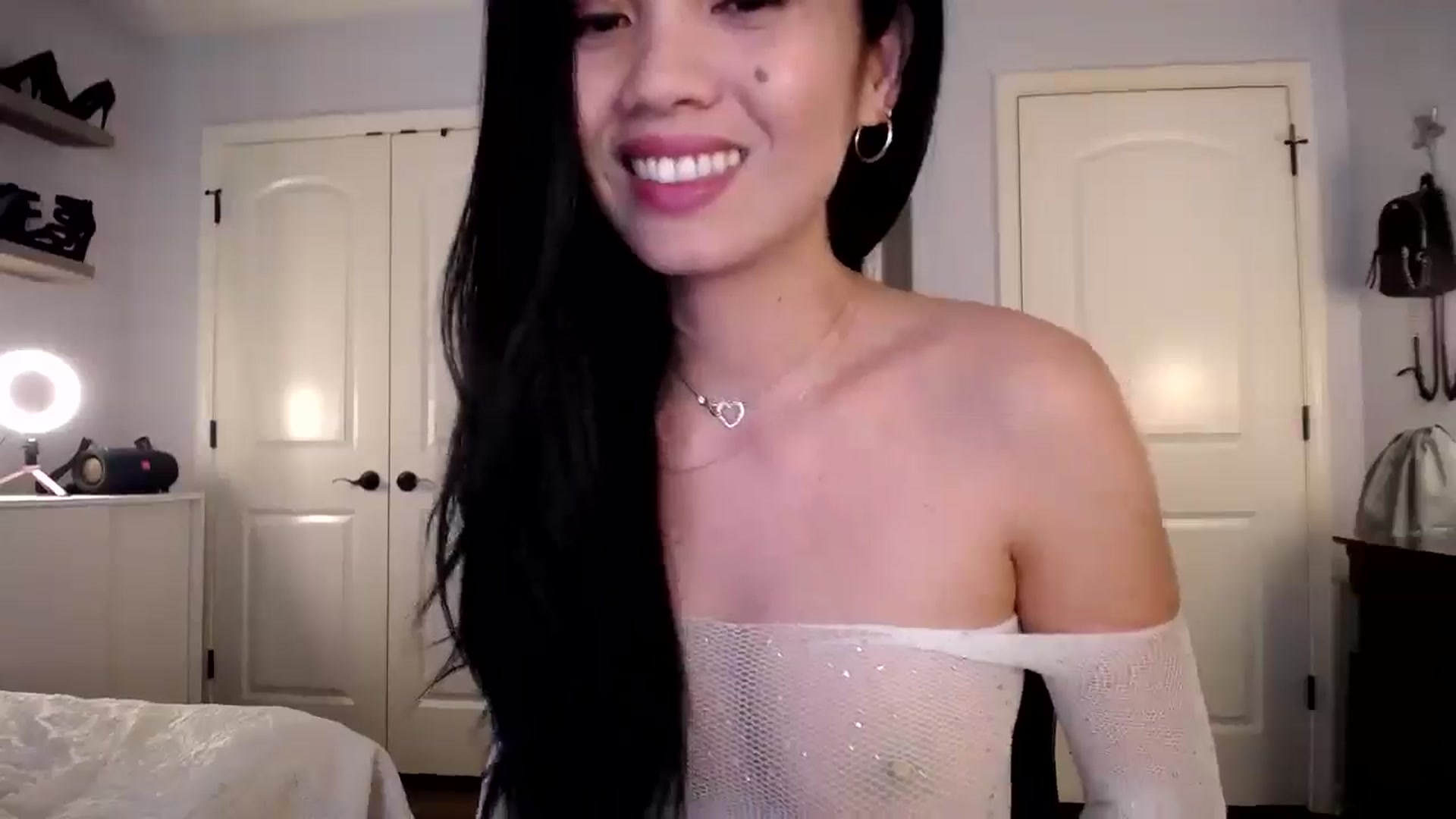 Gallery image thumbnail from AsianLuv_4U's myfreecams stream on, 06/02/2025, 16:55 image 15 of 20