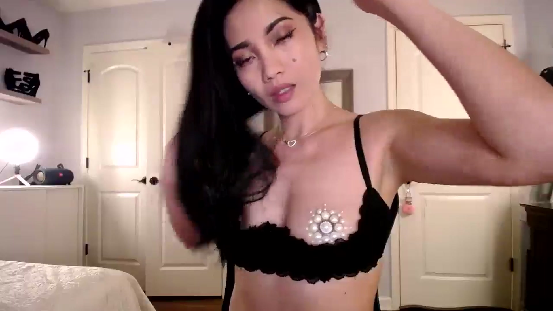 Gallery image thumbnail from AsianLuv_4U's myfreecams stream on, 06/09/2025, 15:02 image 2 of 20
