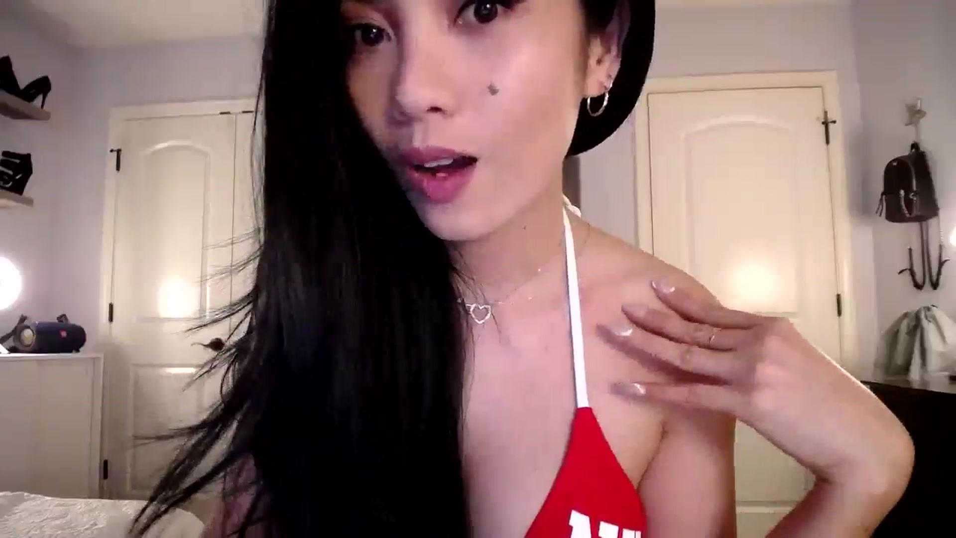 Gallery image thumbnail from AsianLuv_4U's myfreecams stream on, 06/19/2025, 14:55 image 6 of 20