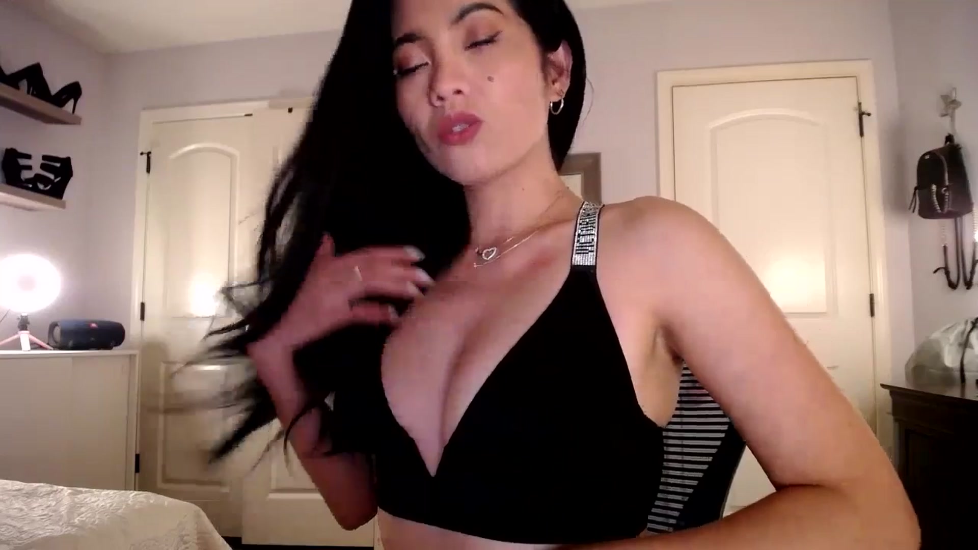 Gallery image thumbnail from AsianLuv_4U's myfreecams stream on, 08/04/2025, 16:07 image 6 of 20