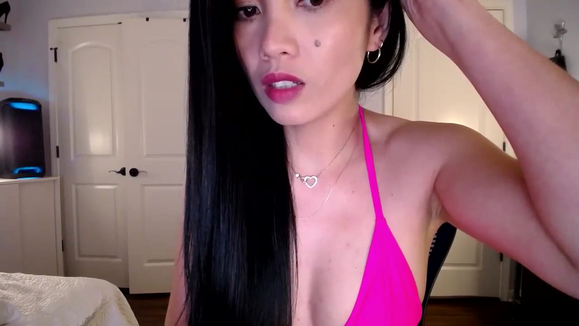 Gallery image thumbnail from AsianLuv_4U's myfreecams stream on, 09/18/2025, 17:36 image 12 of 20