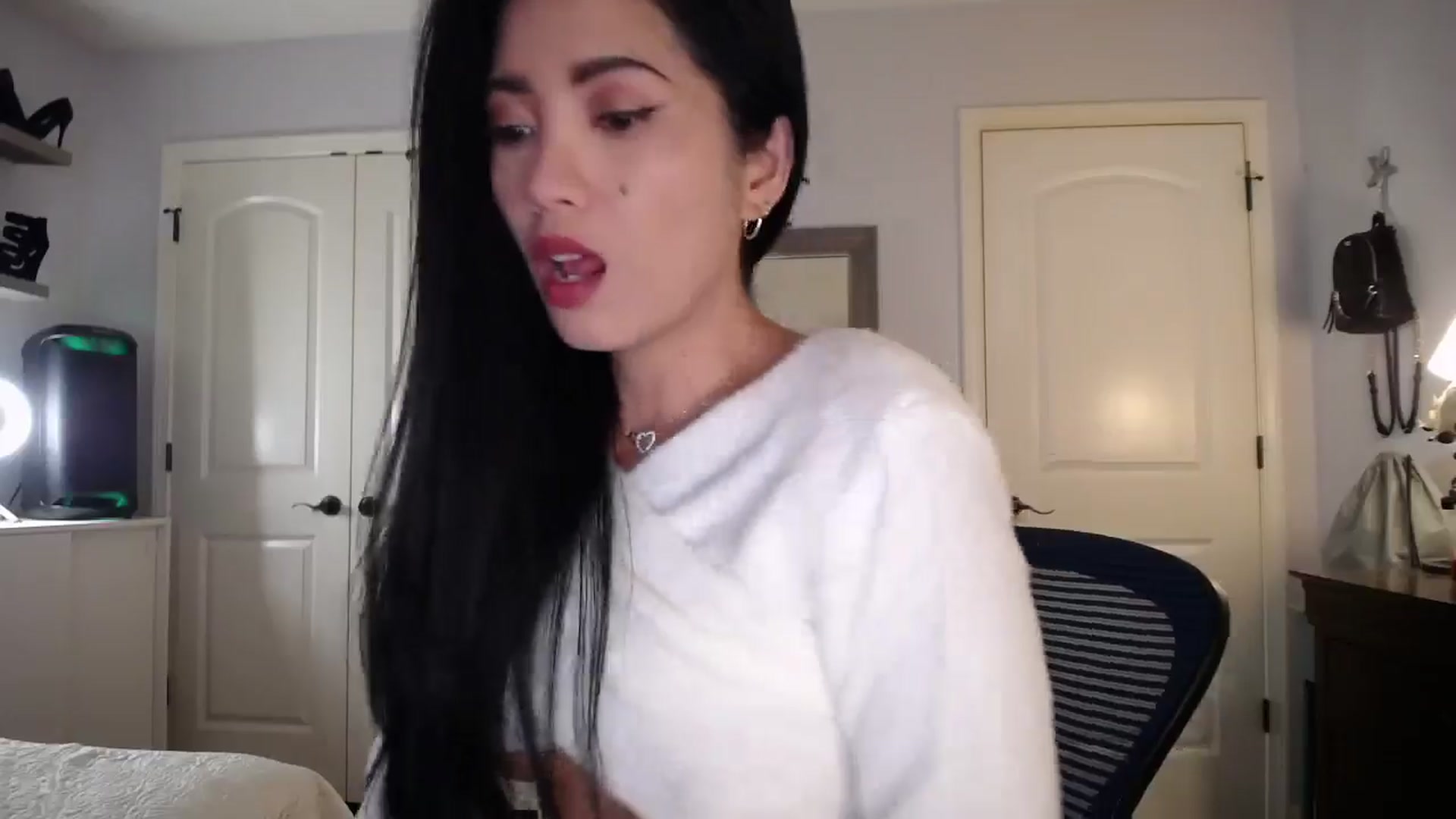 Gallery image thumbnail from AsianLuv_4U's myfreecams stream on, 11/03/2025, 15:50 image 8 of 20