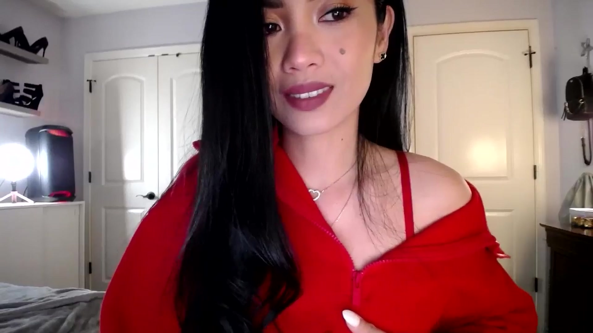 Gallery image thumbnail from AsianLuv_4U's myfreecams stream on, 01/25/2026, 16:12 image 5 of 20