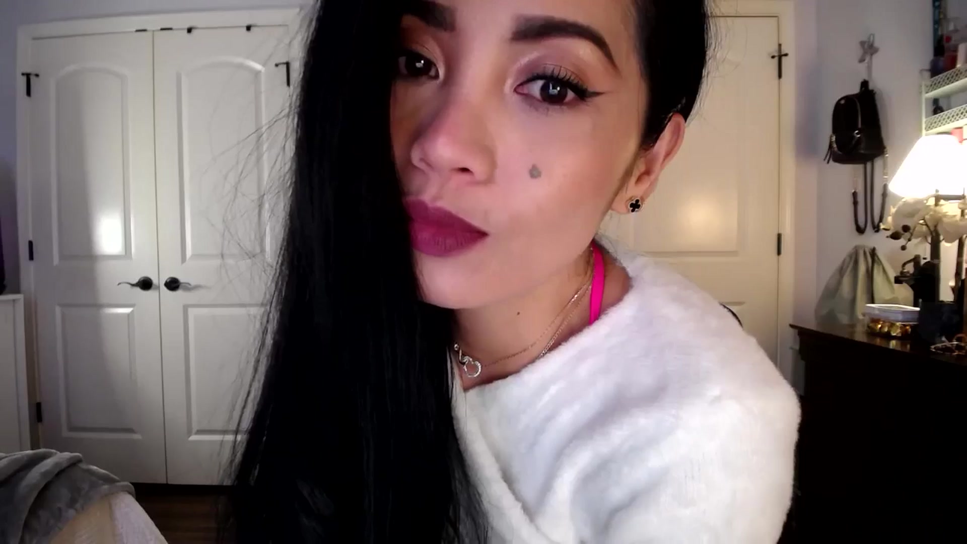 Gallery image thumbnail from AsianLuv_4U's myfreecams stream on, 01/26/2026, 17:30 image 16 of 20
