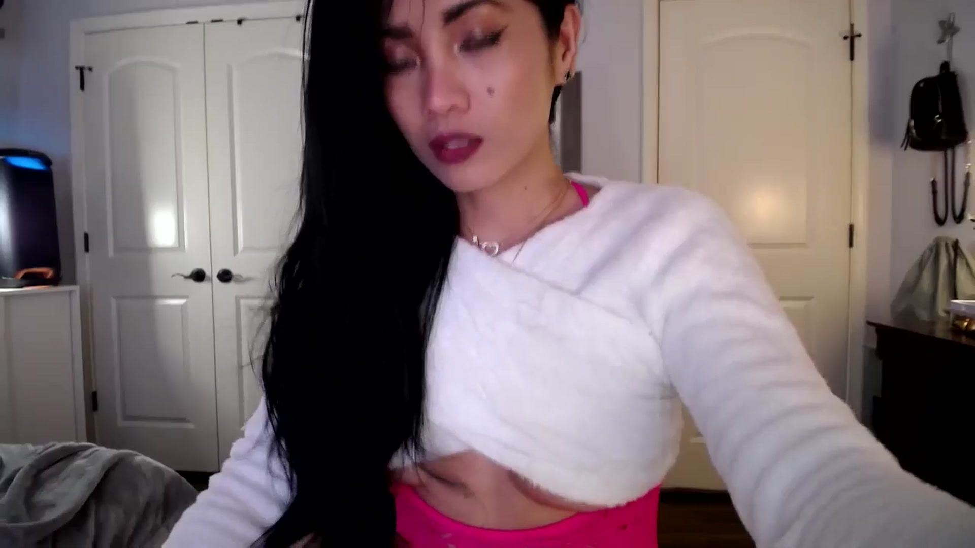Gallery image thumbnail from AsianLuv_4U's myfreecams stream on, 01/26/2026, 20:35 image 7 of 20
