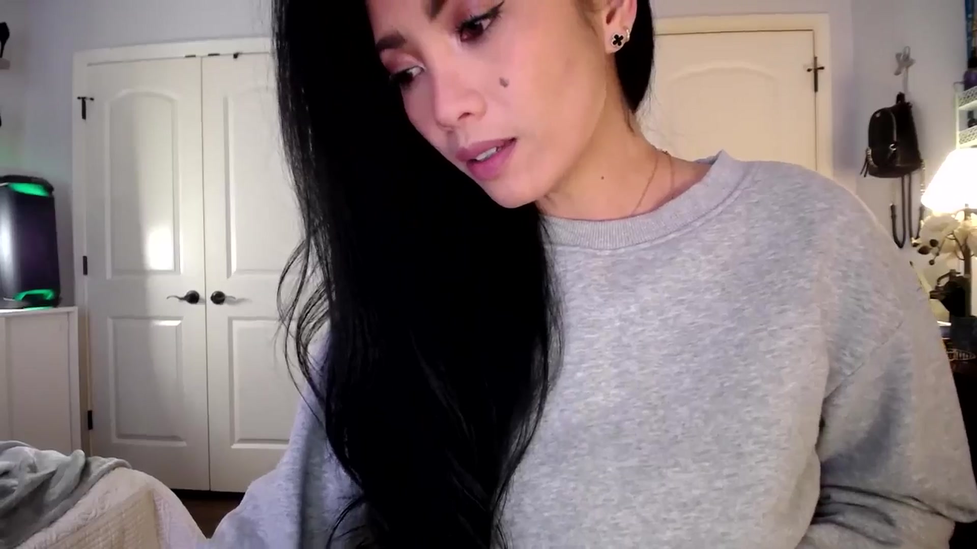Gallery image thumbnail from AsianLuv_4U's myfreecams stream on, 01/27/2026, 18:03 image 16 of 20