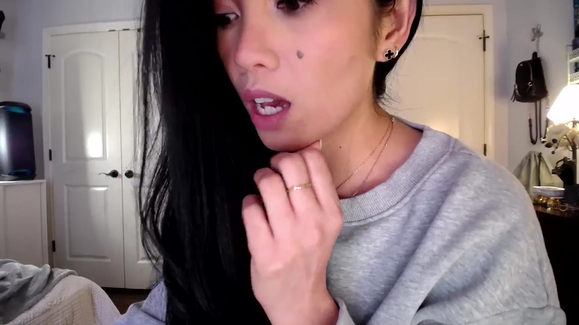 Gallery image thumbnail from AsianLuv_4U's myfreecams stream on, 01/27/2026, 18:03 image 17 of 20