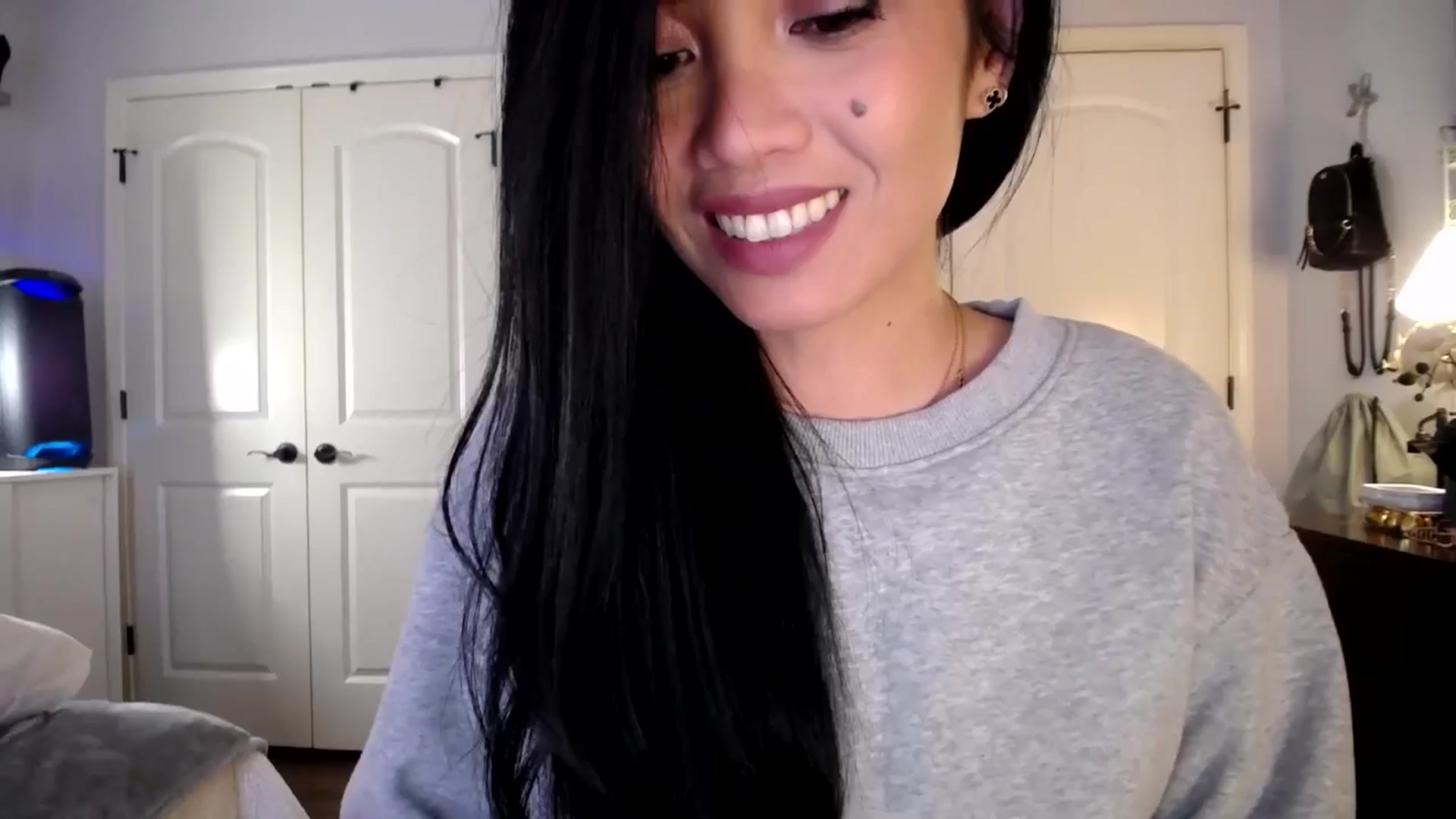 Gallery image thumbnail from AsianLuv_4U's myfreecams stream on, 01/27/2026, 19:33 image 16 of 20