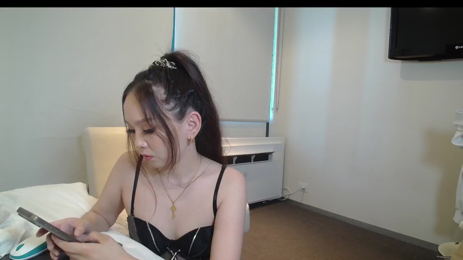 Gallery image thumbnail from Asiankitty_3X's myfreecams stream on, 03/25/2024, 04:31 image 11 of 20