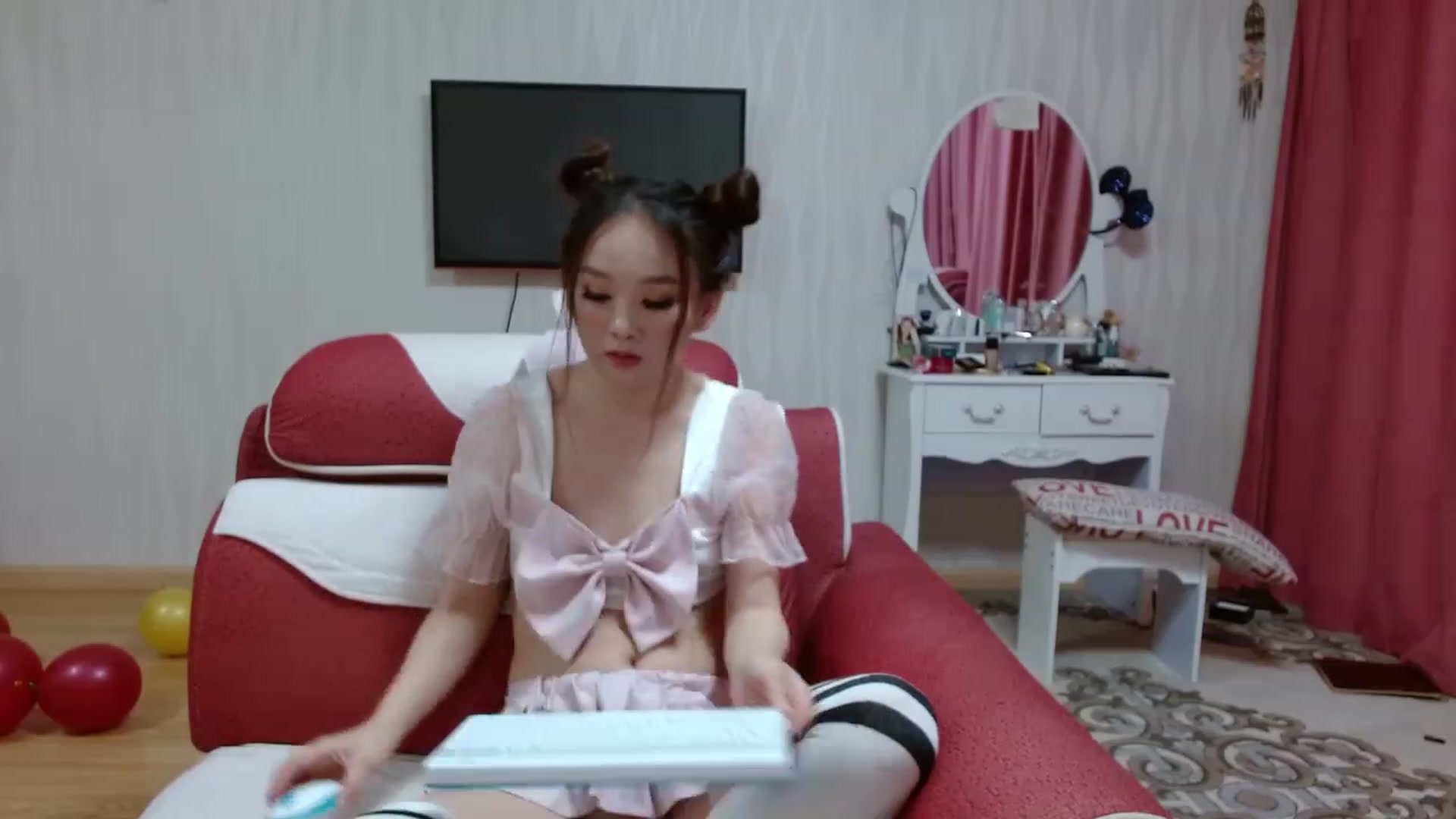 Gallery image thumbnail from Asiankitty_oX's myfreecams stream on, 01/13/2023, 16:19 image 13 of 20