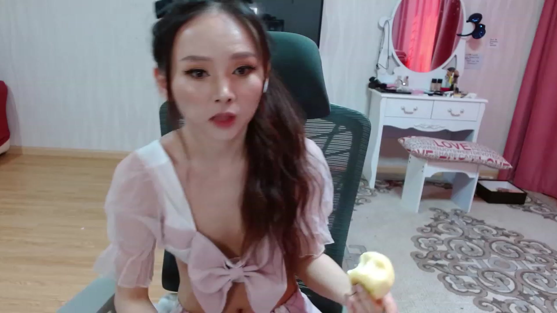 Gallery image thumbnail from Asiankitty_oX's myfreecams stream on, 04/03/2023, 03:58 image 9 of 20