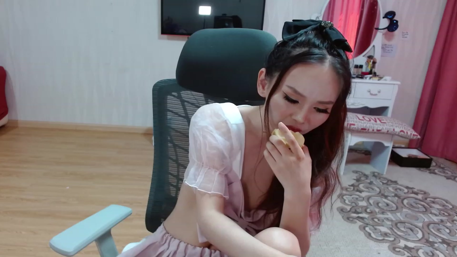 Gallery image thumbnail from Asiankitty_oX's myfreecams stream on, 04/03/2023, 03:58 image 10 of 20