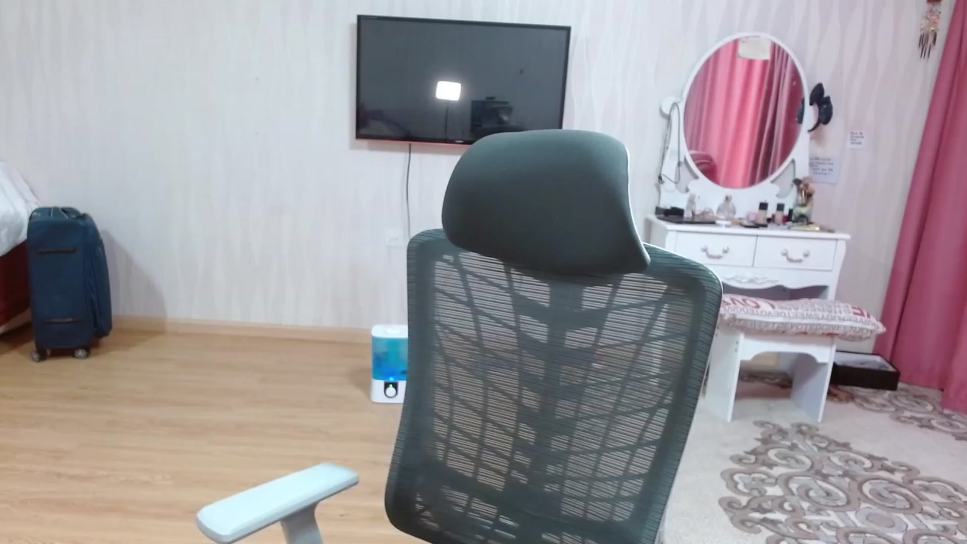 Gallery image thumbnail from Asiankitty_oX's myfreecams stream on, 04/05/2023, 04:53 image 2 of 20