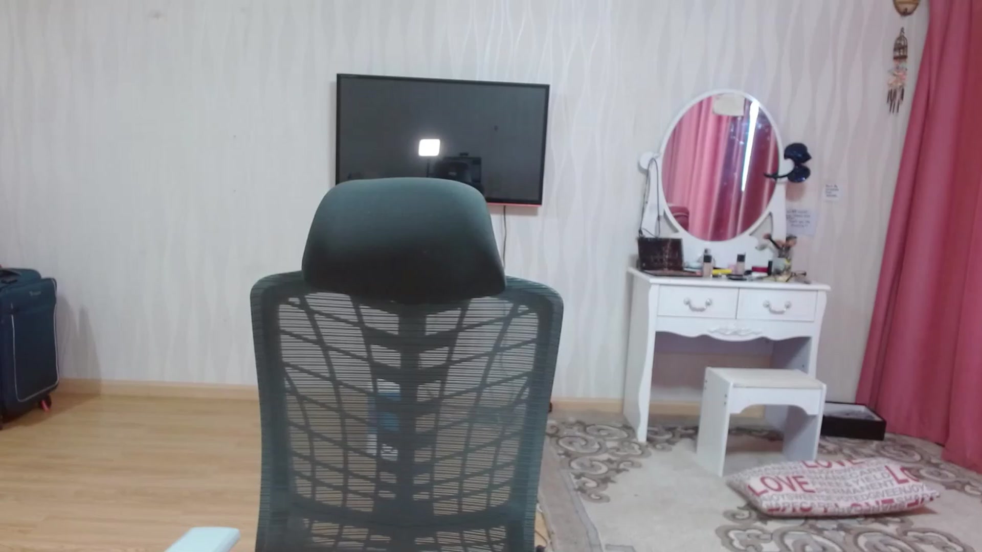 Gallery image thumbnail from Asiankitty_oX's myfreecams stream on, 04/06/2023, 05:51 image 16 of 20
