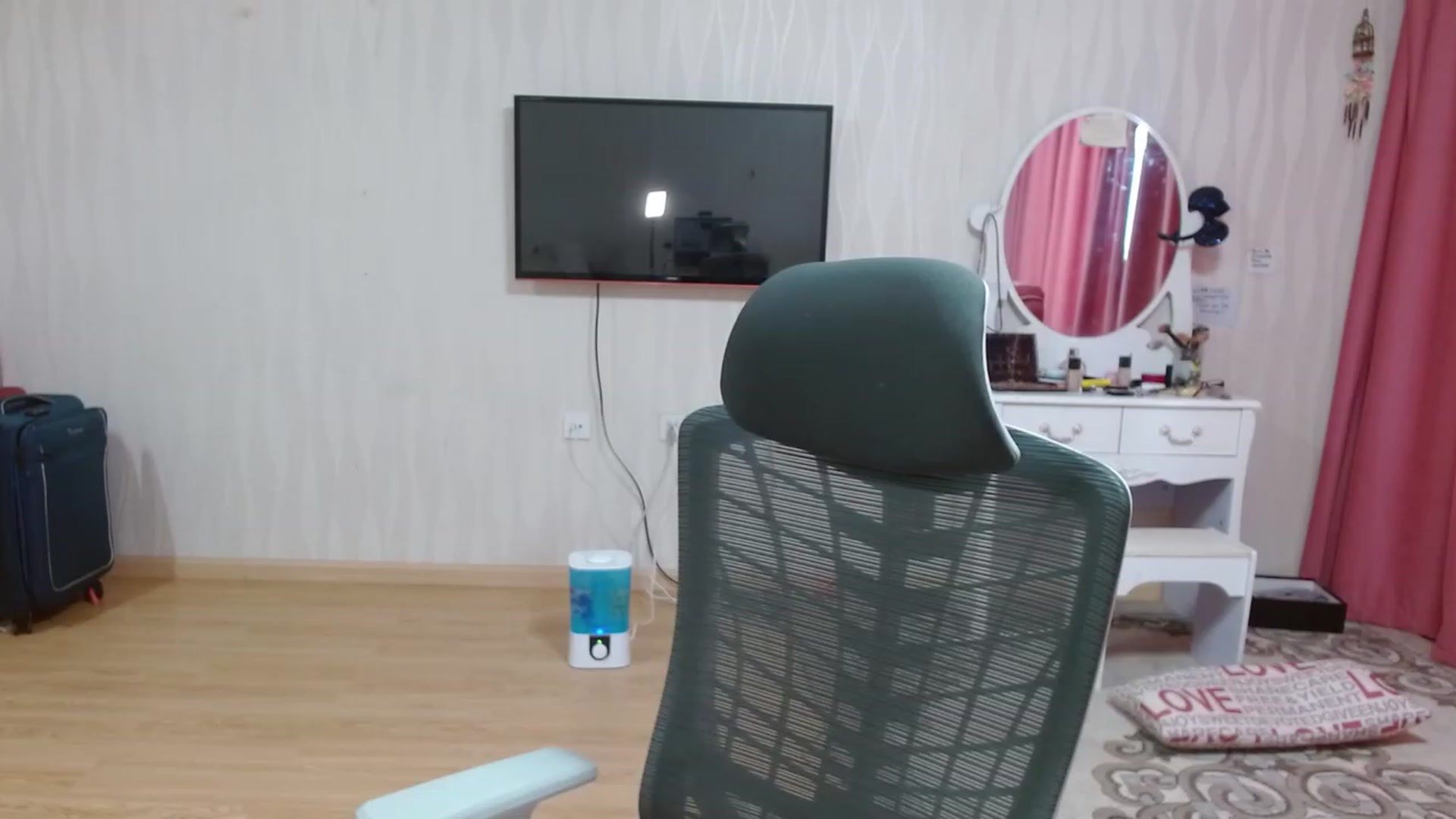 Gallery image thumbnail from Asiankitty_oX's myfreecams stream on, 04/06/2023, 07:10 image 18 of 20