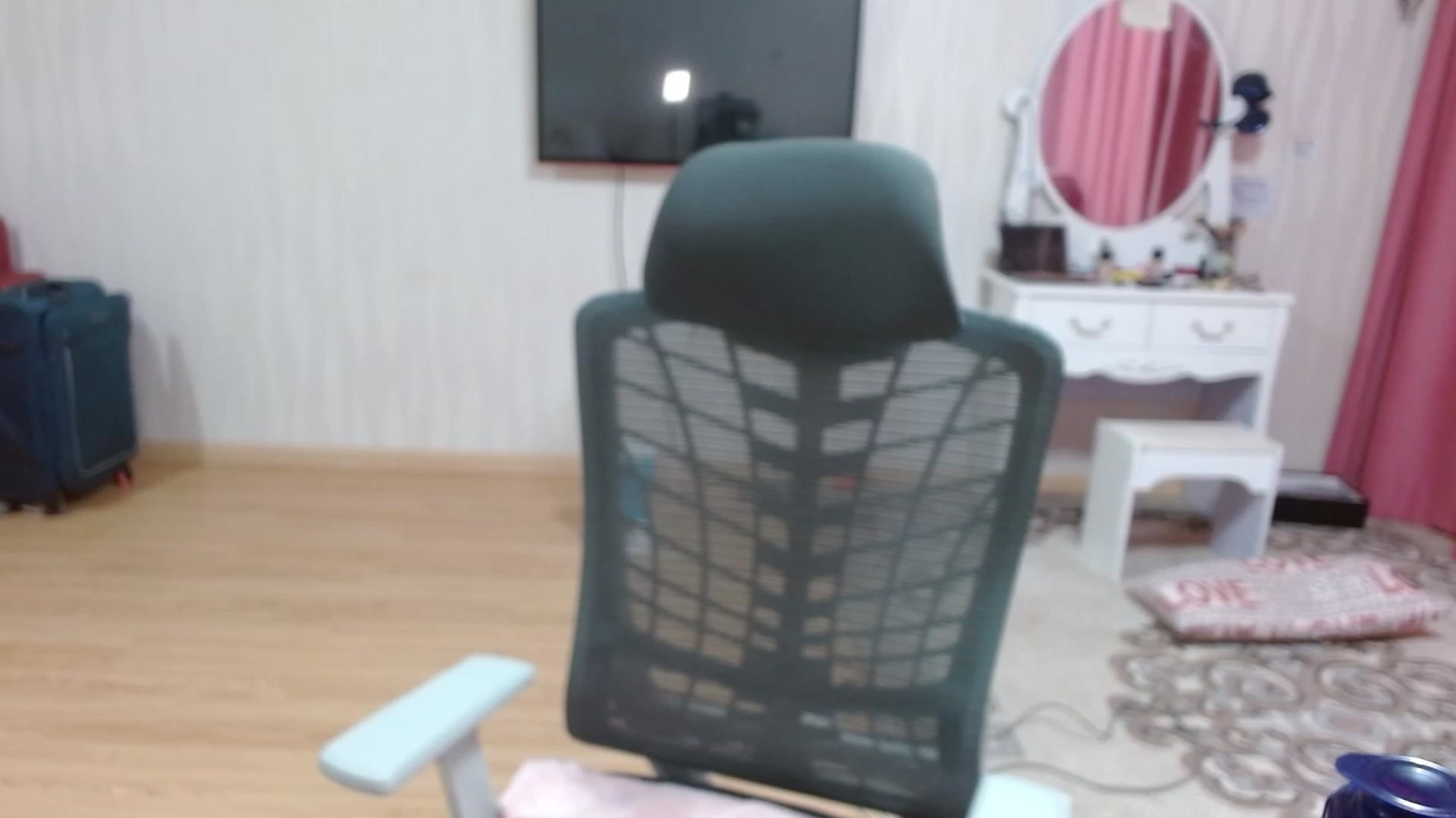 Gallery image thumbnail from Asiankitty_oX's myfreecams stream on, 04/06/2023, 10:06 image 6 of 20