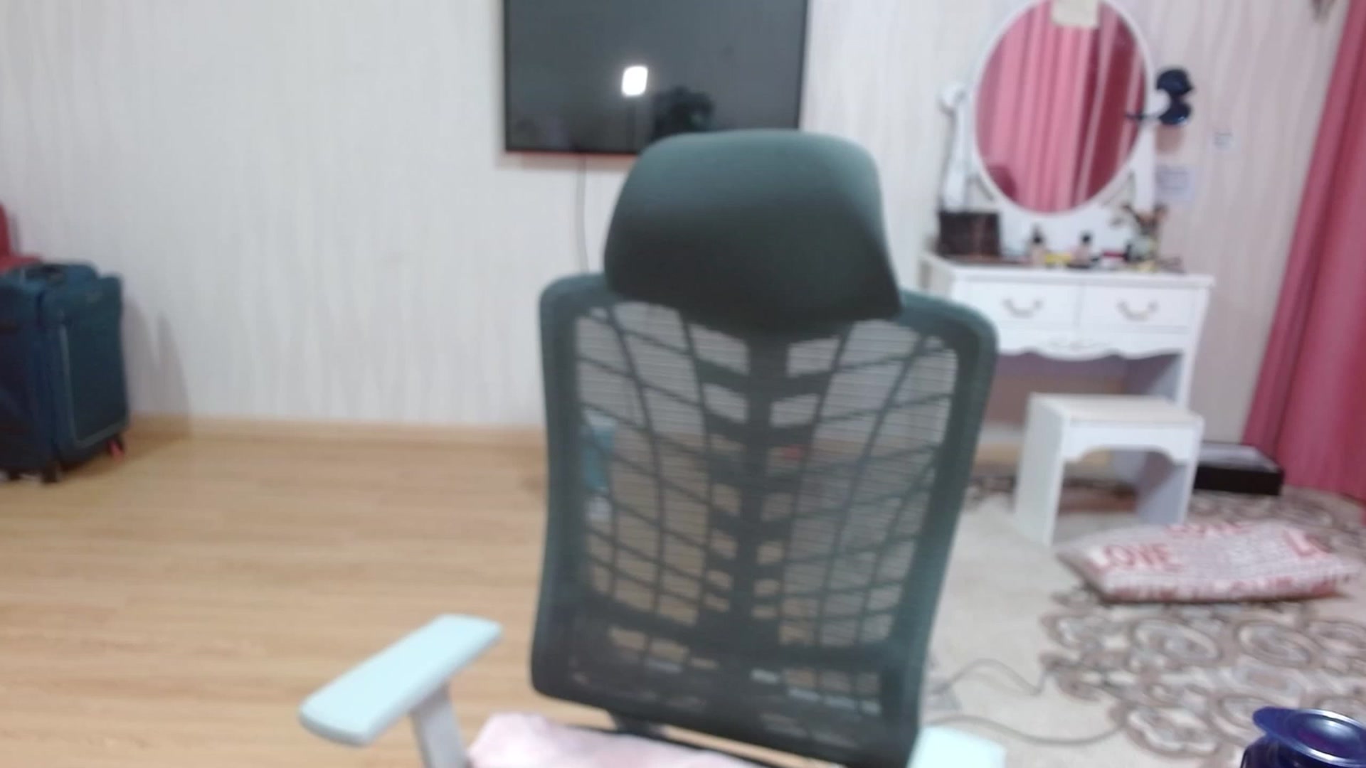 Gallery image thumbnail from Asiankitty_oX's myfreecams stream on, 04/06/2023, 10:06 image 9 of 20