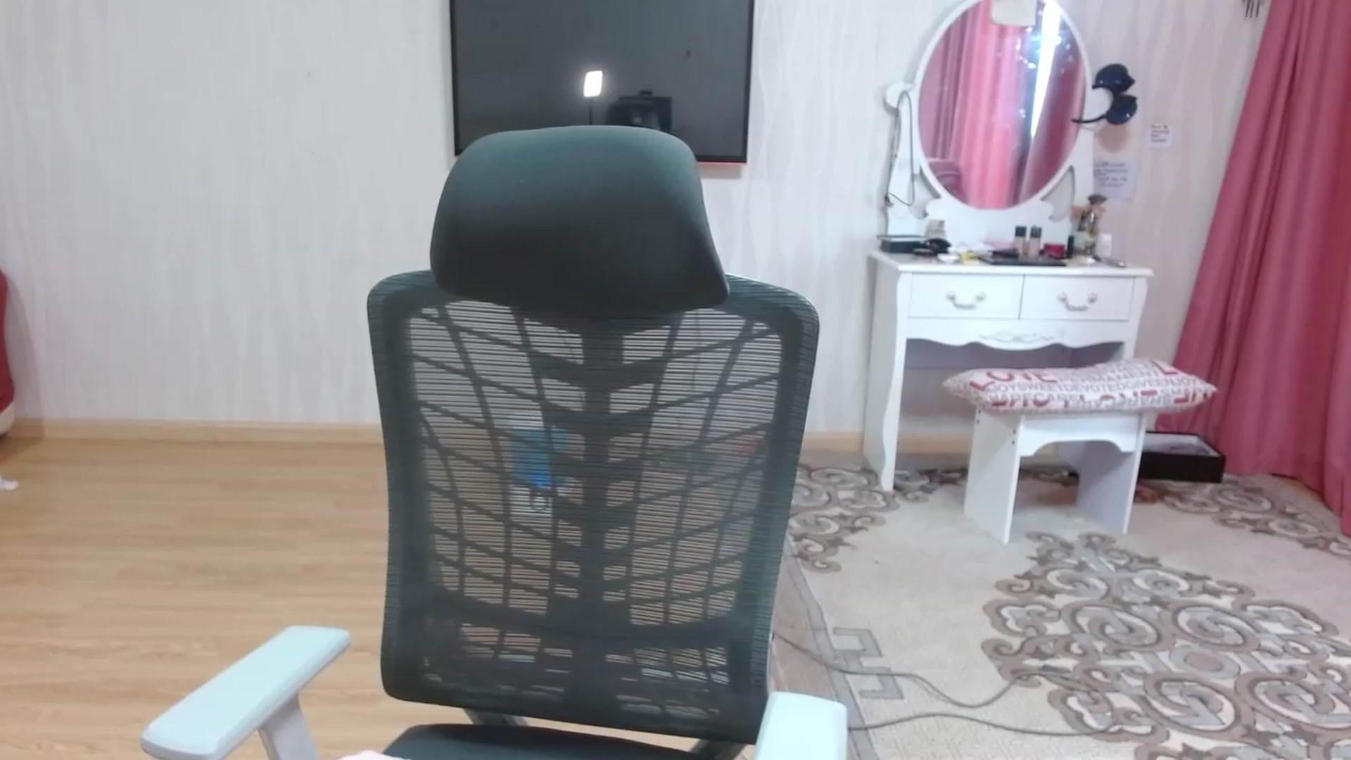 Gallery image thumbnail from Asiankitty_oX's myfreecams stream on, 04/07/2023, 04:48 image 7 of 20