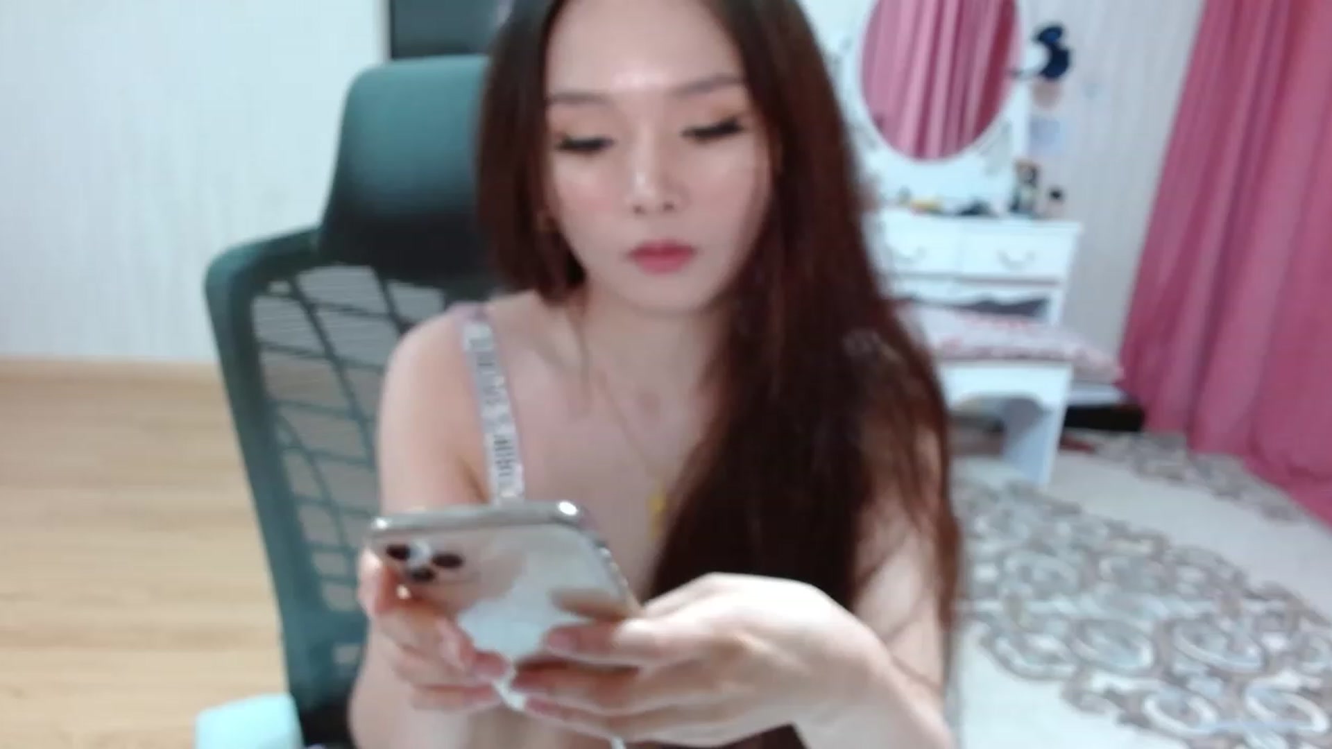 Gallery image thumbnail from Asiankitty_oX's myfreecams stream on, 04/10/2023, 14:03 image 3 of 20