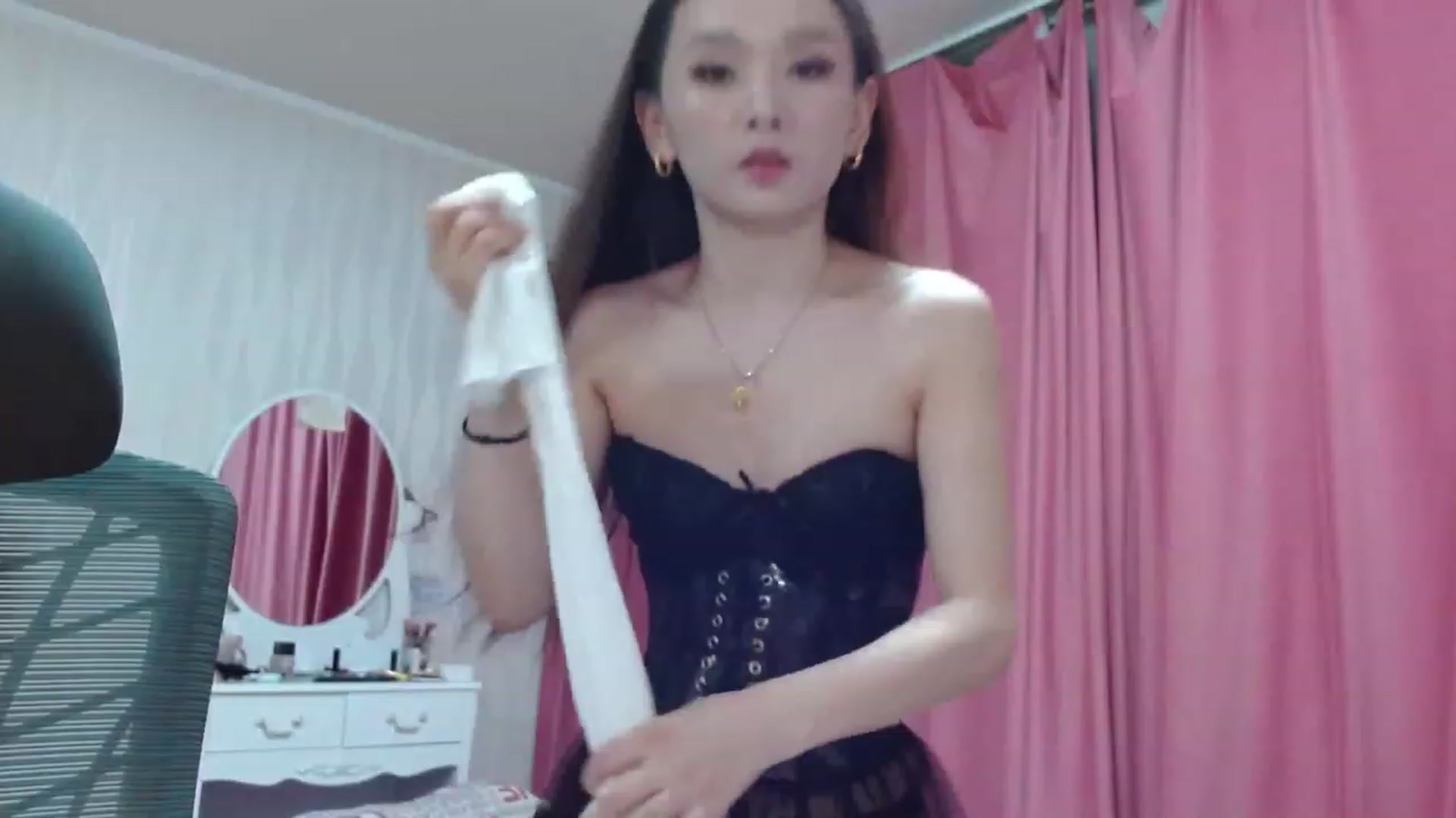 Gallery image thumbnail from Asiankitty_oX's myfreecams stream on, 04/14/2023, 14:02 image 10 of 20