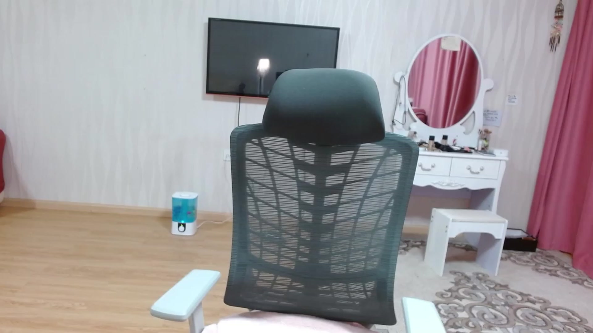 Gallery image thumbnail from Asiankitty_oX's myfreecams stream on, 04/15/2023, 14:01 image 8 of 20
