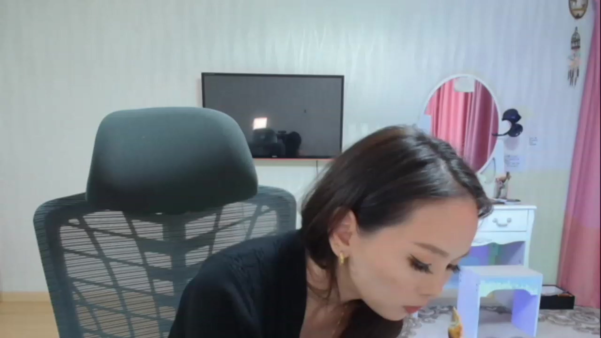Gallery image thumbnail from Asiankitty_oX's myfreecams stream on, 04/29/2023, 06:16 image 12 of 20