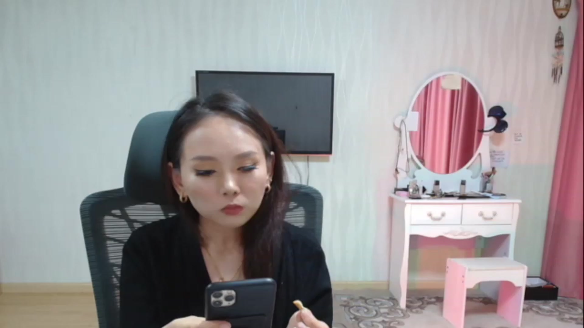 Gallery image thumbnail from Asiankitty_oX's myfreecams stream on, 04/29/2023, 06:16 image 14 of 20