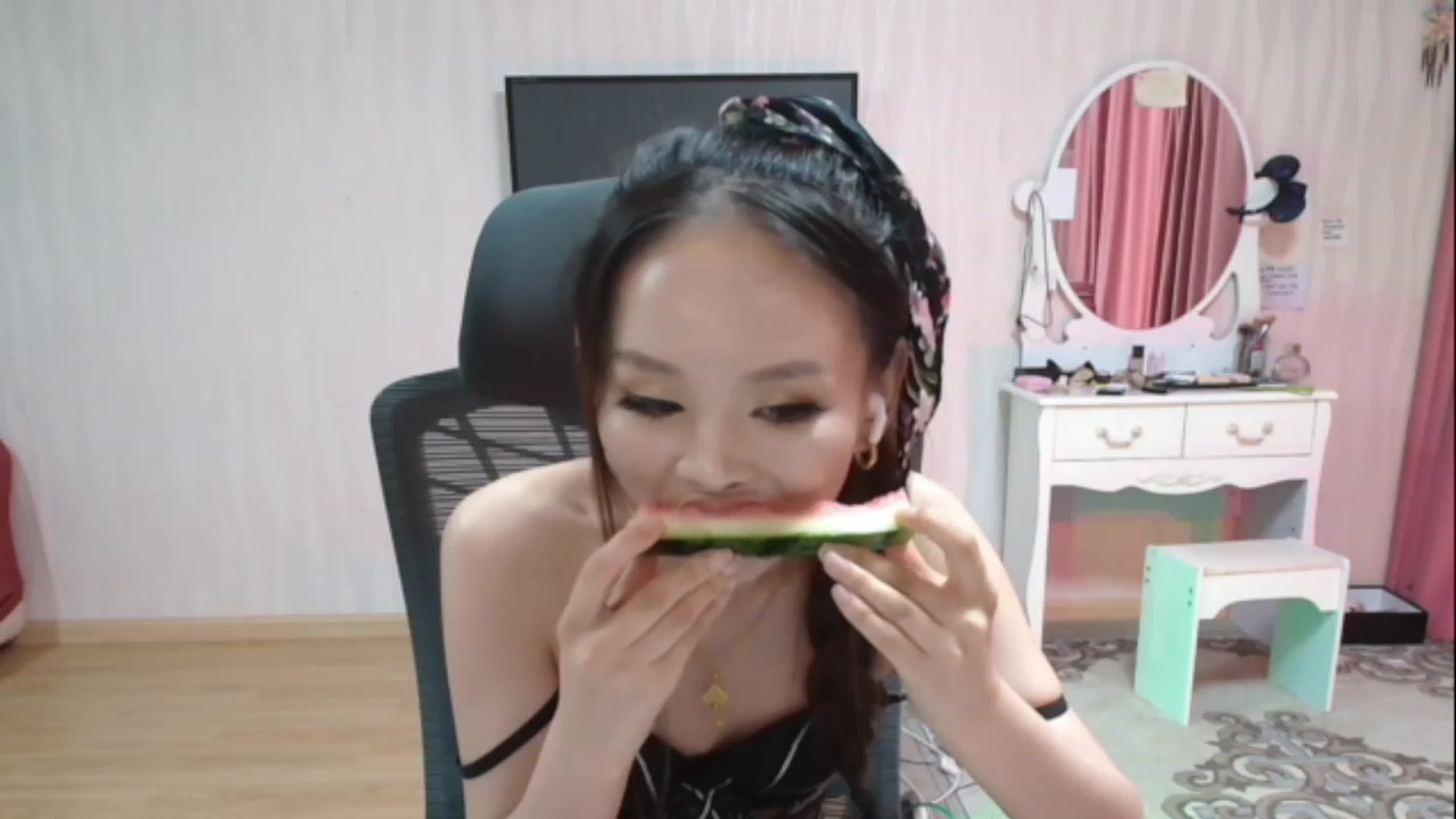 Gallery image thumbnail from Asiankitty_oX's myfreecams stream on, 04/30/2023, 07:45 image 5 of 20