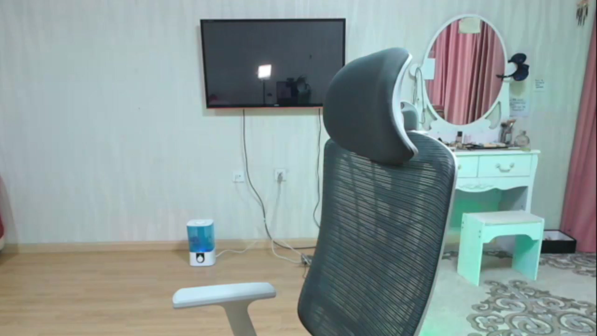 Gallery image thumbnail from Asiankitty_oX's myfreecams stream on, 04/30/2023, 10:15 image 18 of 20