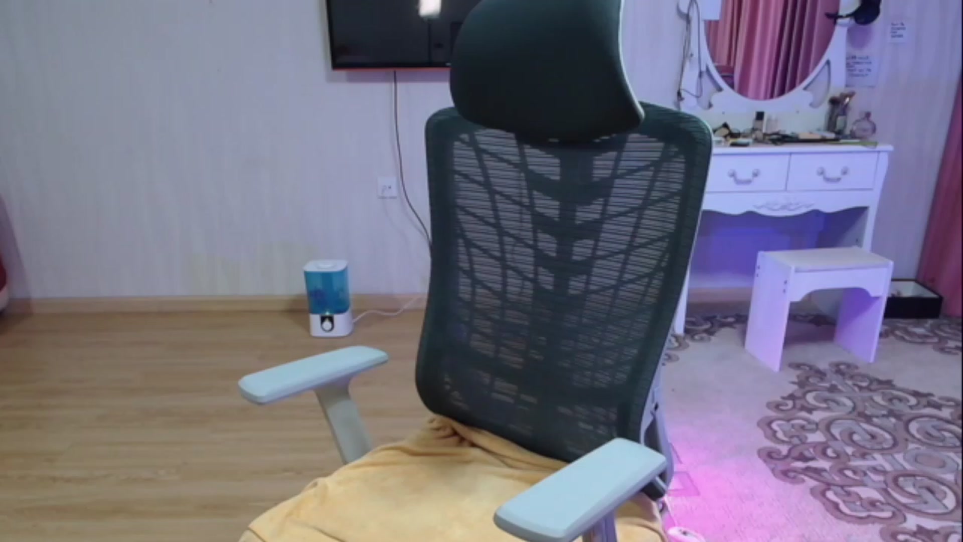 Gallery image thumbnail from Asiankitty_oX's myfreecams stream on, 04/30/2023, 10:15 image 11 of 20
